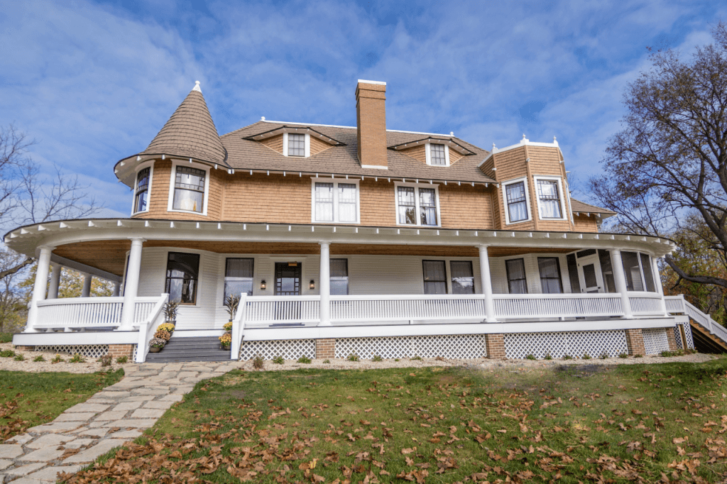 LONZ MANSION OUTSIDE ON MIDDLE BASS ISLAND LAKEFRONT INN